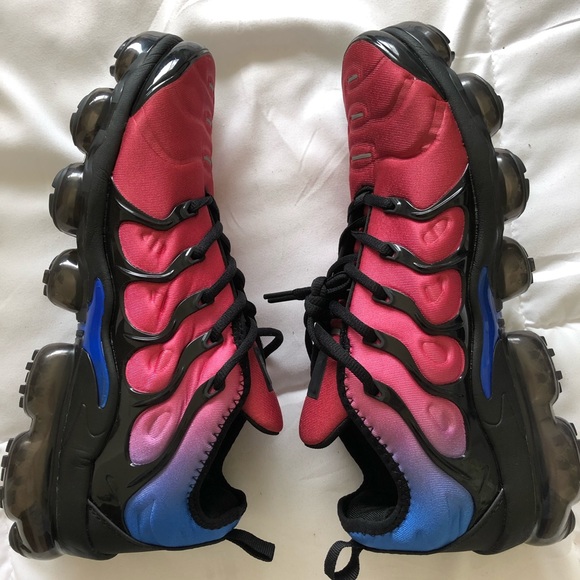 nike air vapormax plus pink and blue